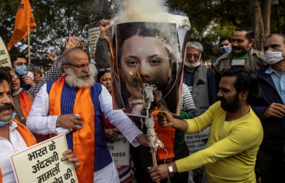 Энэтхэгийн тариаланчдын жагсаалыг дэмжиж жиргэсэн Грета Тунбергийн хөргийг шатаажээ