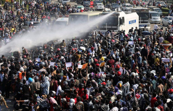 Мьянмарт босогчид руу цагдаа нар усан буугаар бууджээ