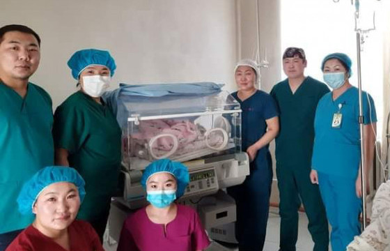 Өвөрхангай аймгийн Бат-Өлзий сумын эмч нар дутуу төрсөн нярайд мэс засал хийжээ