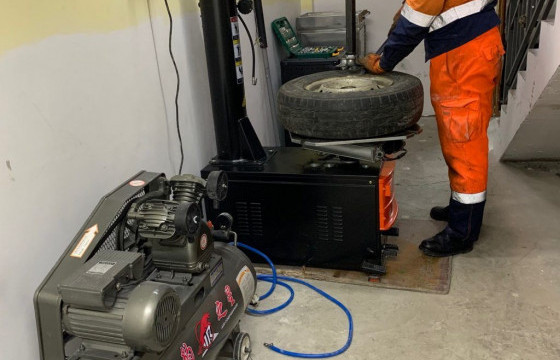 Аврах анги 105-ын алба хаагчид автомашины дугуй засварын өрөөгөө өөрсдөө тоногложээ