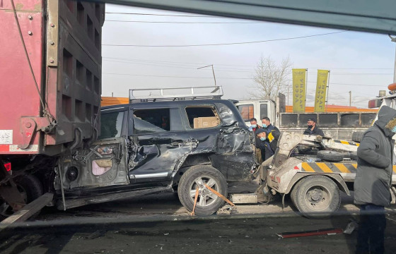 Б.ЭНХБОЛД: Баянхошуунд 13 автомашин мөргөлдөж, гурван хүн гэмтсэн 