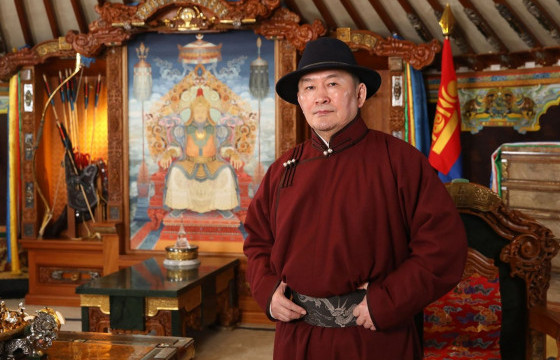 ЕРӨНХИЙЛӨГЧ: Ээжтэйгээ цахимаар золгосон