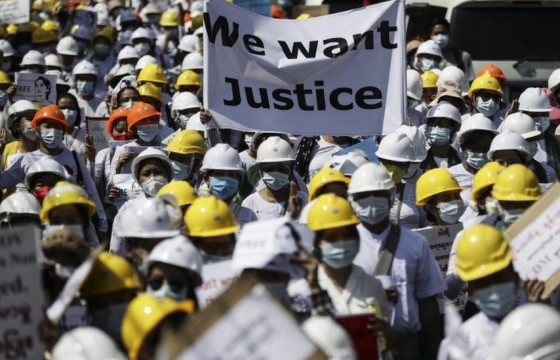 Мьянмарт цэргийнхний уриалгыг эсэргүүцэн жагсаж байна