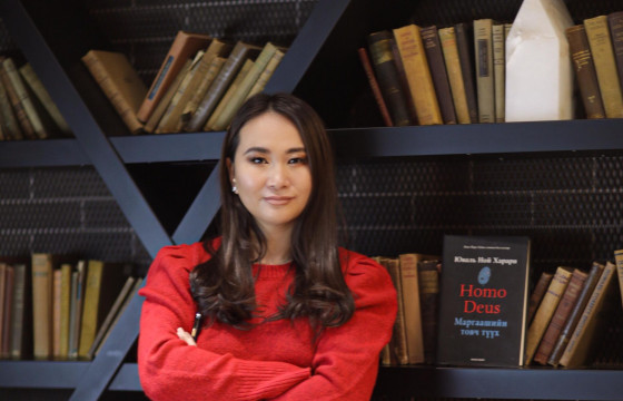 Н.БАТСАНАА: Дэлхий нийтээрээ хамгийн их хэлэлцэж буй бүтээлийг монгол уншигчдадаа хүргэсэндээ баяртай байна