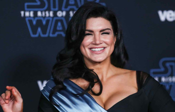 Жүжигчин Жина Караног цахим ертөнцөд үзэл бодлоо илэрхийлсний төлөө ажлаас нь халжээ