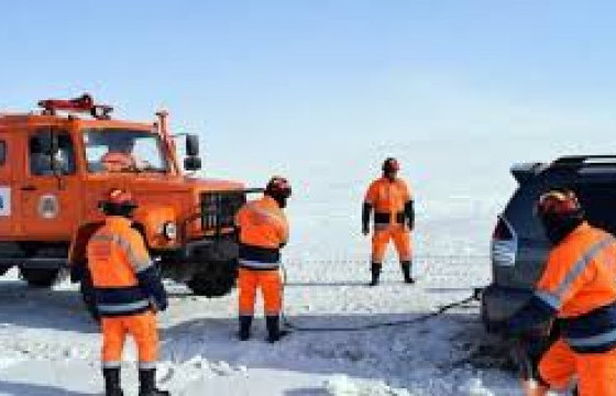 Цасанд суусан автомашиныг татаж гарган, зургаан хүнийг аварчээ