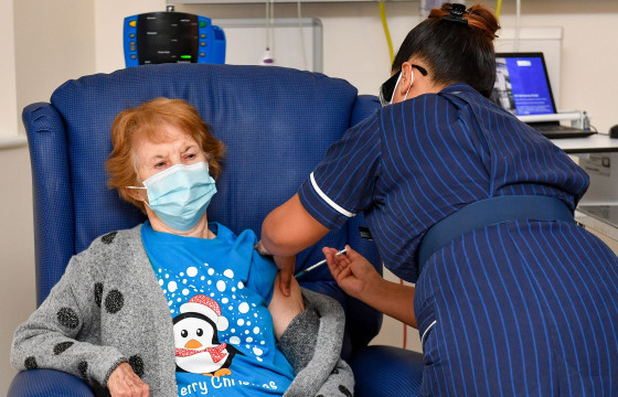 Вакцинжуулалтад хамрагдахын тулд хөгшин хүний дүрд хувирах тохиолдол ихэсжээ