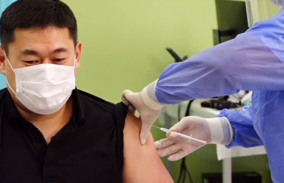 Коронавирусийн эсрэг Монголд орж ирсэн анхны вакциныг Ерөнхий сайд хийлгэлээ