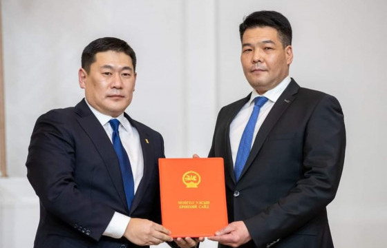 Эрүүл мэндийн сайд С.ЭНХБОЛД удирдагч уу, улс төрийн шахааны хүн үү 