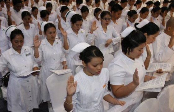 Филиппин Улс сувилагчдаа вакцинаар солих санал гаргажээ