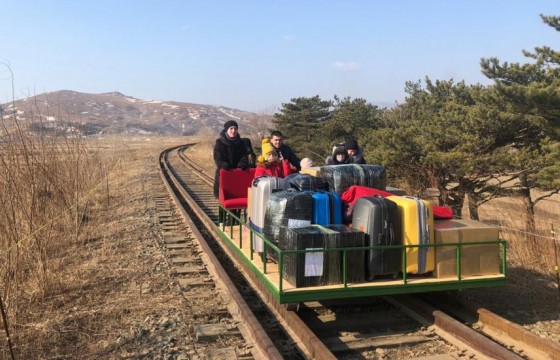 ОХУ-ын дипломатчид Хойд Солонгосын хилээр түрдэг тэргээр гарчээ