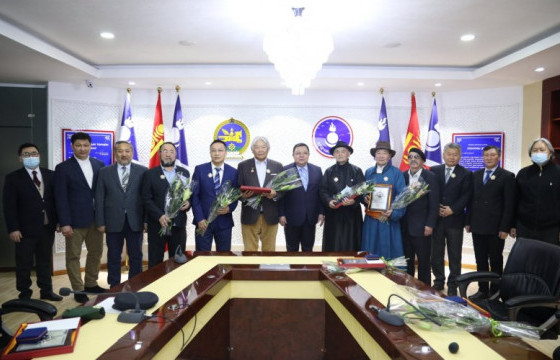 АН Л.Гүндалай тэргүүтэй намын гишүүдээ 