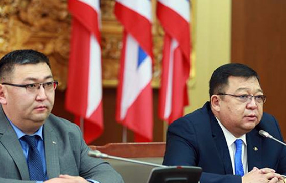 Гаднын нөлөөнд хэт автсан, дотоодын нэгдэлгүй АН