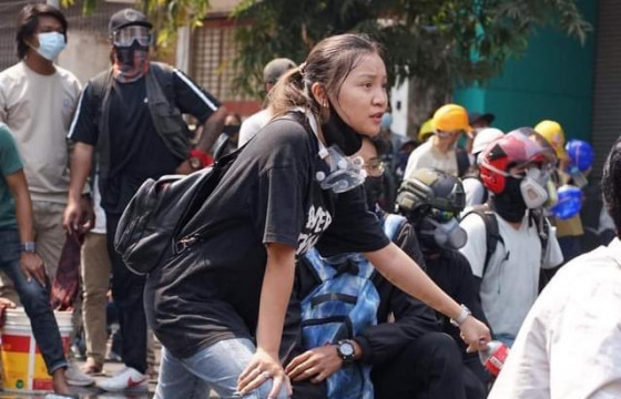 Мьянмарын жагсаалын үеэр амиа алдсан охинд хүндэтгэл үзүүлжээ