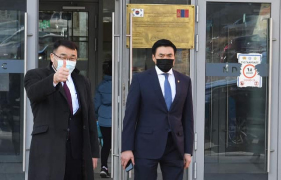 Шадар сайд С.Амарсайхан, хотын дарга Д.Сумъяабазар нар БНХАУ-ын Синофарм үйлдвэрийн вакцин хийлгэжээ