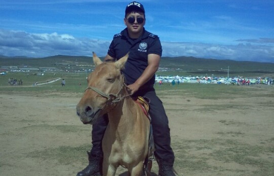 Модон жорлонгоос хүүхдийн амь аварсан цагдаа Б.Халзан: Намайг очиход хүү маш чангаар уйлж байсан