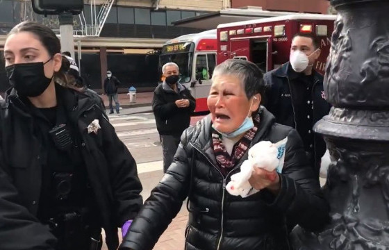 Азиудыг үзэн ядах үзлээс үүдэн 75 настай Хятад эмэгтэйг гудамжинд зоджээ  