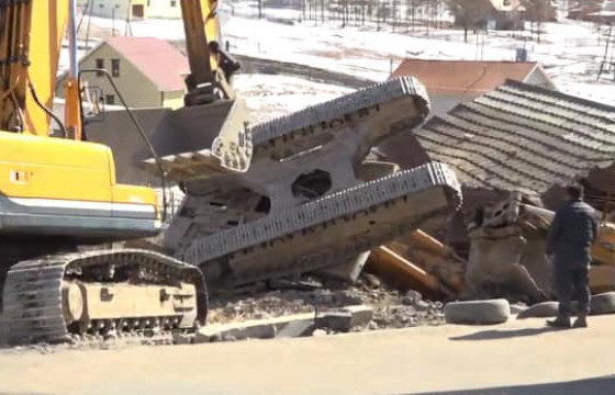 Экскаватор ачиж явсан ачааны машин осолдож, нэг иргэн амиа алджээ