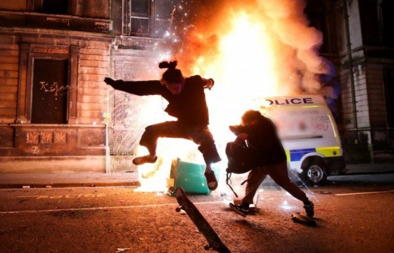 Бристоль хотод “Биллийг ал” гэх нэрийн дор олон мянган хүн жагсаж, эсэргүүцлээ илэрхийллээ