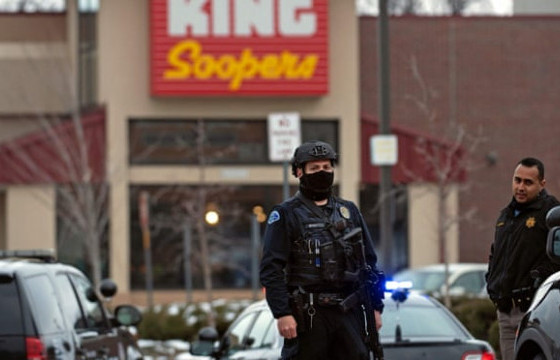 Колорадо мужийн Боулдер хотын нэгэн дэлгүүрт зэвсэгт этгээд халдаж, нэг цагдаа амиа алджээ