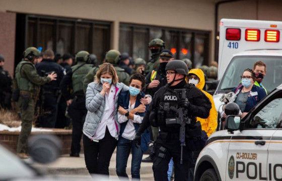 Колорадо мужийн дэлгүүрт зэвсэгт этгээд халдаж, 10 хүн амиа алджээ