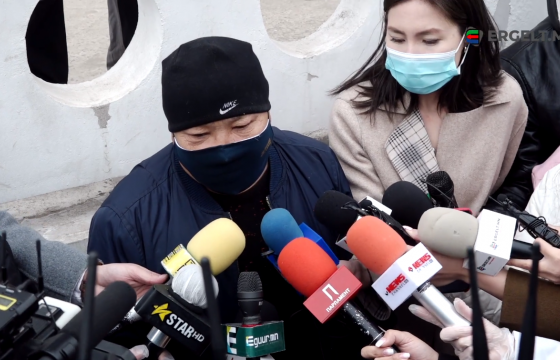 Т.Чимгээгийн нөхөр С.БЯМБАСҮРЭН: Хүүхдүүд минь “Нэгэнт л таван жил долоон сар хүлээсэн юм чинь дахиад хүлээе” гэсэн