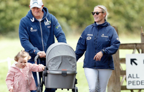 Хатан хаан Элизабетийн зээ охин Зара Тиндалл угаалгын өрөөнд амаржиж хүү төрүүлжээ