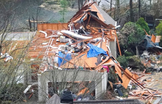 Алабамд хүчтэй хуй салхины гарсны улмаас таван хүний амиа алджээ