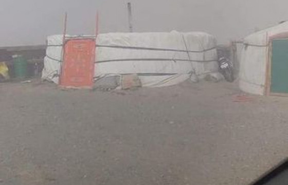 Шороон шуурганы улмаас гэр цөмөрч, байшингийн дээвэр нуржээ