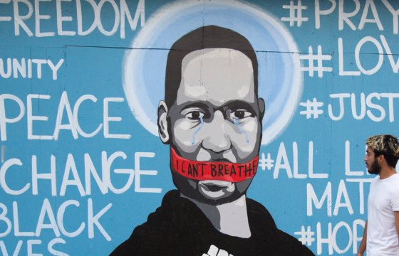 Цагдаагийн гарт амиа алдсан Жорж Флойдын шүүх хурал болов