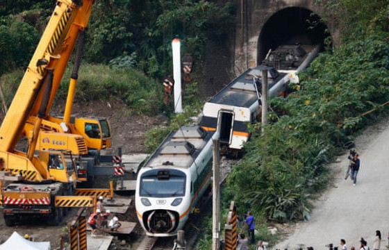 Тайваньд галт тэрэг осолдож, 50 хүний амь үрэгдсэн хэрэгт ачааны машины жолоочийг шалгаж байна