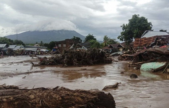 Индонезод болсон үерийн улмаас 50 гаруй хүн нас баржээ