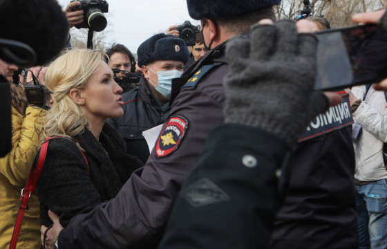 Навальныйг дэмжигчид шоронгийн гадаа цугларчээ