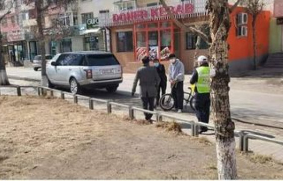 Автомашинаа явган хүний зам дээр тавьсан жолоочид хариуцлага тооцлоо