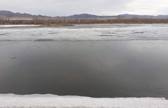 Голын эрэг дээр мод зоож, элсээр байшин бариад үлдээсэн дөрвөн настай хүү одоо хүртэл олдоогүй байна