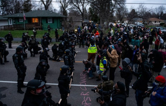 Миннеаполист цагдаа нар 20 настай залууг хөнөөсний улмаас эсэргүүцлийн жагсаал болжээ