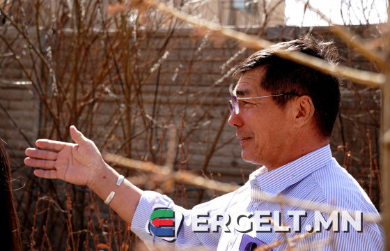 Хашаанд нь зулзган модод найгаж, өнгийн цэцэгс алагласан  У.МИЖИДДОРЖИЙНХ