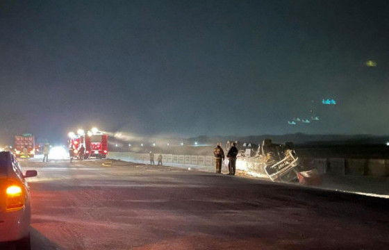 Шатахуун тээврийн автомашин осолдож, гурван тонн түлш асгарчээ