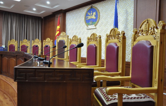 Монгол Улсын Үндсэн хуулийн цэцийн дунд суудлын хуралдаан үргэлжилж байна