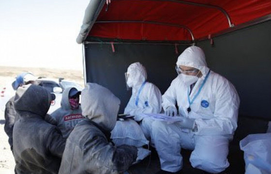 Хогийн цэг дээр ажиллаж буй болон орон гэргүй иргэдийн 300 мянган төгрөгийг олгож байна