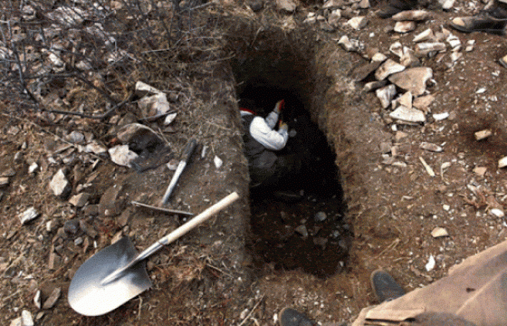 Гурван метрийн гүнтэй нүхэнд унаж, гэмтжээ