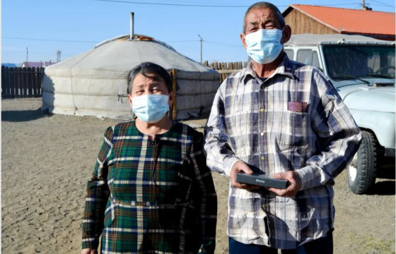 “Карантин 14” шоу нэвтрүүлгийн “Бид гэртээ” челленжийн ялагч Ц.Батмөнх, С.Чимэдсүрэн: Бид 21 мянган лайк, 3800 шэйртэйгээр түрүүлж, гар утасны эзэн болсон