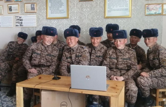 Хугацаат цэргийн алба хаагчдыг ар гэртэй нь цахимаар уулзууллаа