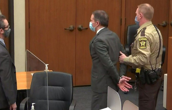 Баривчлагдах үедээ нас барсан Жорж Флойдын хэрэгт шүүх цагдаа буруутай хэмээн үзжээ