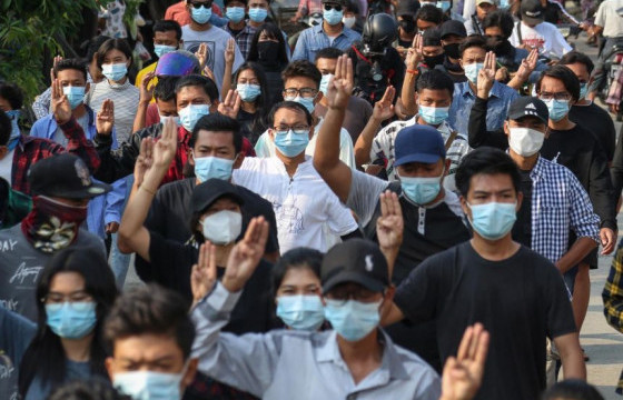 Мьянмарын жагсагчид цэргийн хүчнийхний байгуулсан Эв нэгдлийн Засгийн газрыг эсэргүүцэж байна