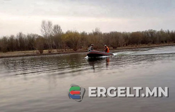 Завь хөмөрч, эхнэр нь таван сартай охиноо тэврээд живж, өөрөө гурван настай хүүтэйгээ амьд үлджээ