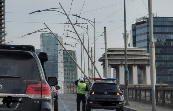 Хүчтэй салхины улмаас Энхтайвны гүүрний гэрлийн шонгууд хазайж, зарим нь унасан байна