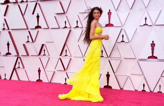 ФОТО: Оскарын улаан хивсний ёслолын чамин хувцаслалтууд 