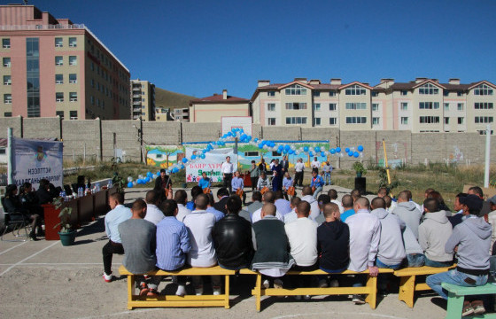 SOS:ХҮҮХДҮҮД  Б ГЭХ ЗАЛУУГ АМЬДААР НЬ ЭЛСЭНД БУЛЖ, АМИЙГ НЬ ХӨНӨӨЖЭЭ