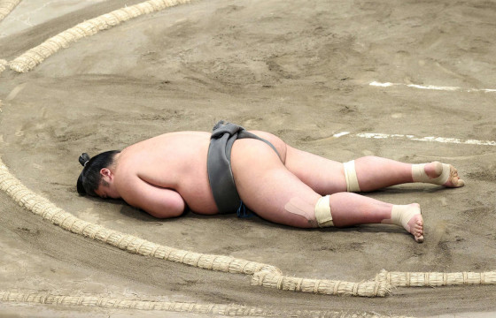 Хаврын тэмцээний үеэр дэвжээн дээрээ ухаан алдсан сүмоч нас баржээ  